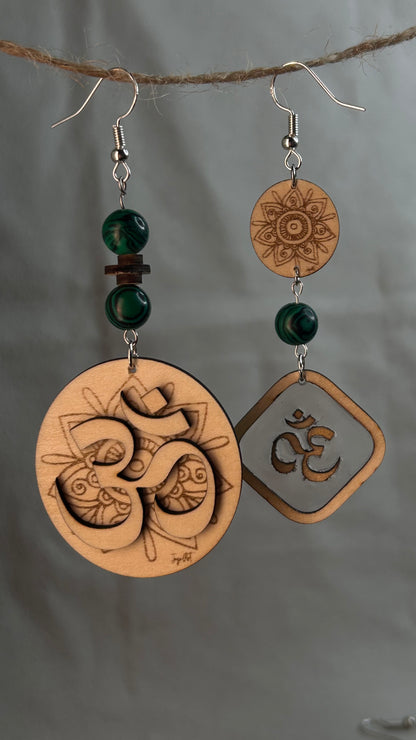 Boucles d’oreilles “Énergie du Om” – Asymétriques, bois gravé &amp; pierres naturelles