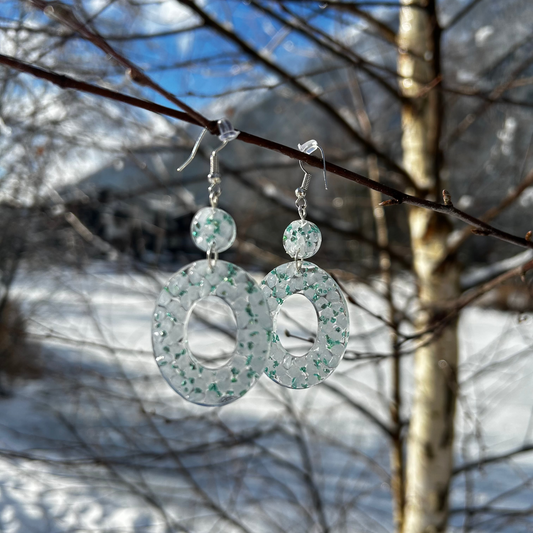 Boucles d’Oreilles Lumineuses en Résine Transparente et Eclats de verre bleus