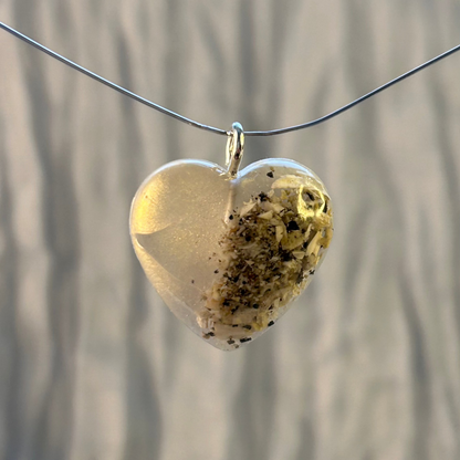 Collier "Plume" cœur souvenir avec cendres d’animal – Bijou funéraire en résine fait main