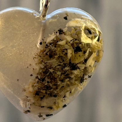 Collier "Plume" cœur souvenir avec cendres d’animal – Bijou funéraire en résine fait main
