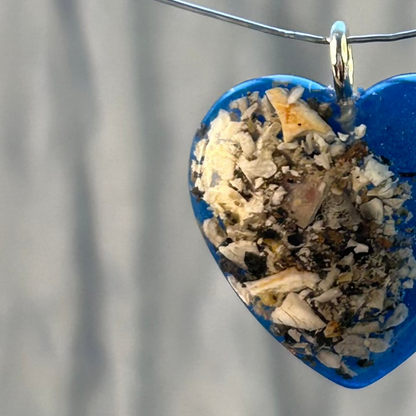 Collier "Plume" cœur souvenir avec cendres d’animal – Bijou funéraire en résine fait main