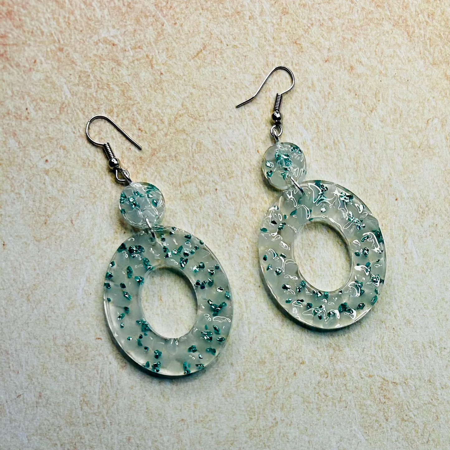 Boucles d’Oreilles Lumineuses en Résine Transparente et Eclats de verre bleus