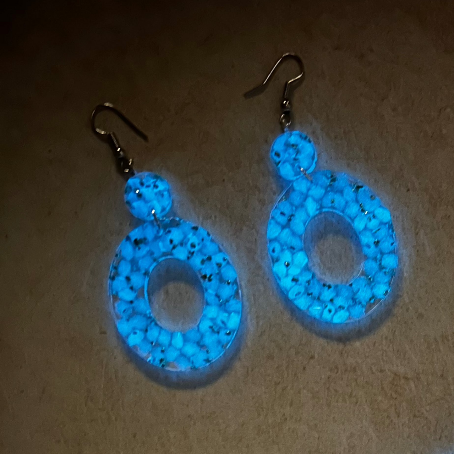 Boucles d’Oreilles Lumineuses en Résine Transparente et Eclats de verre bleus