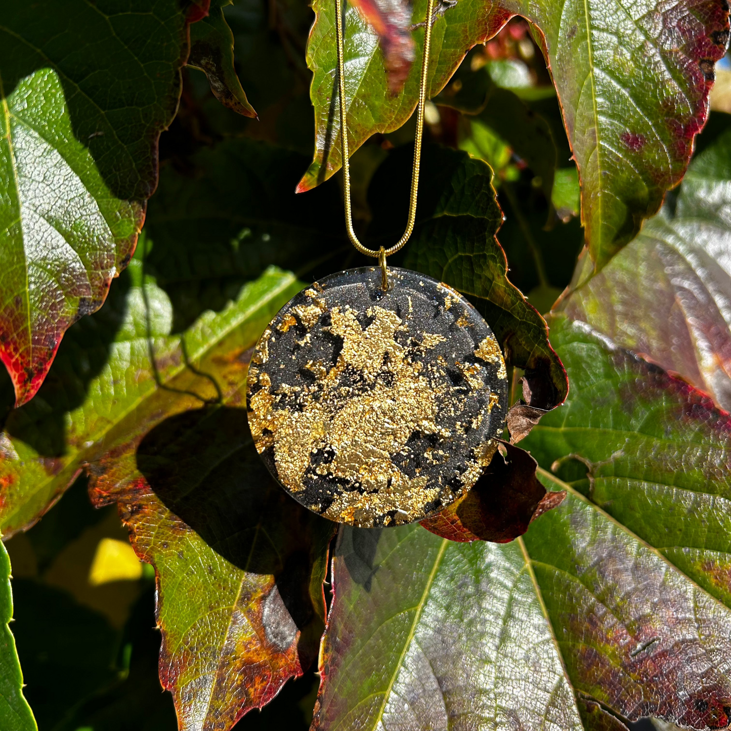 Pendentif Recto-Verso “You Can Do It” & Feuilles Dorées – Élégance et Confiance