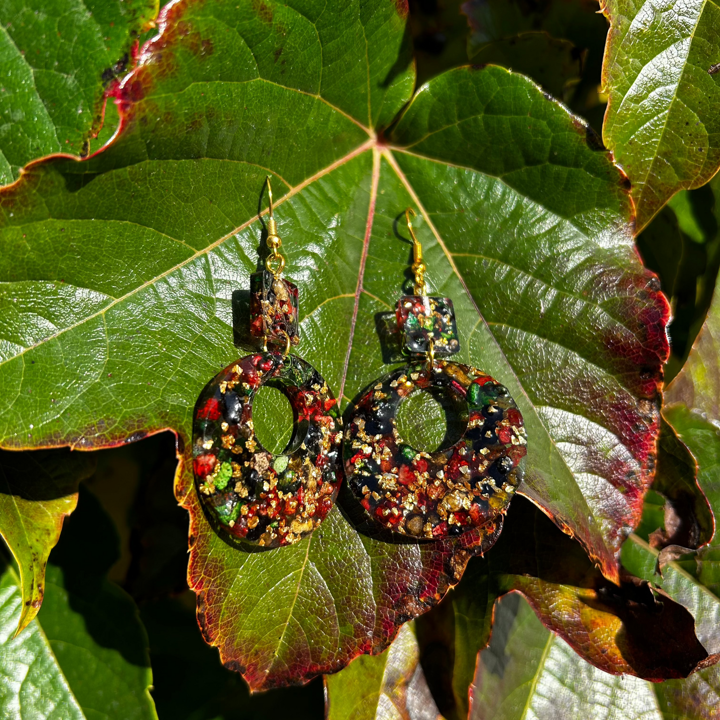 Boucles d'oreilles résine, encens de Bethleem et éclats de verres dorés