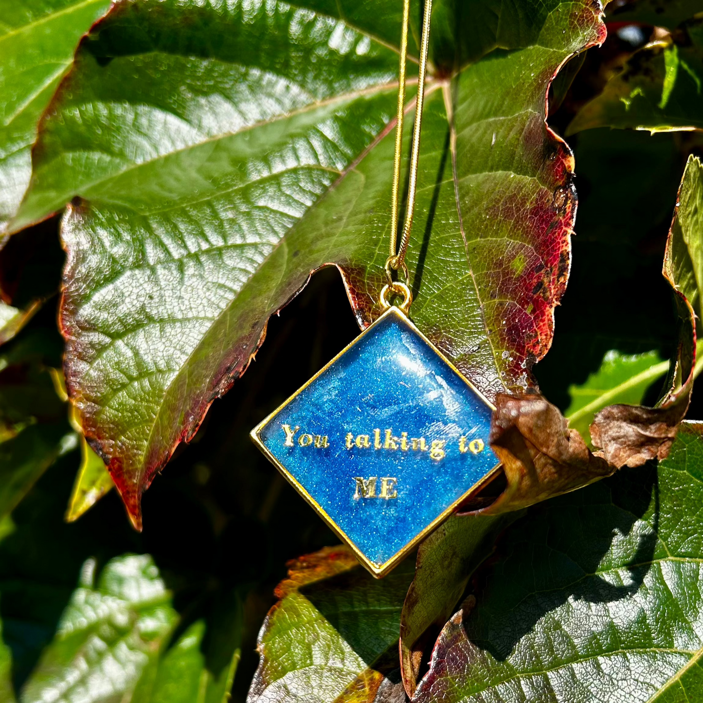 Pendentif "you talking to ME" bleu